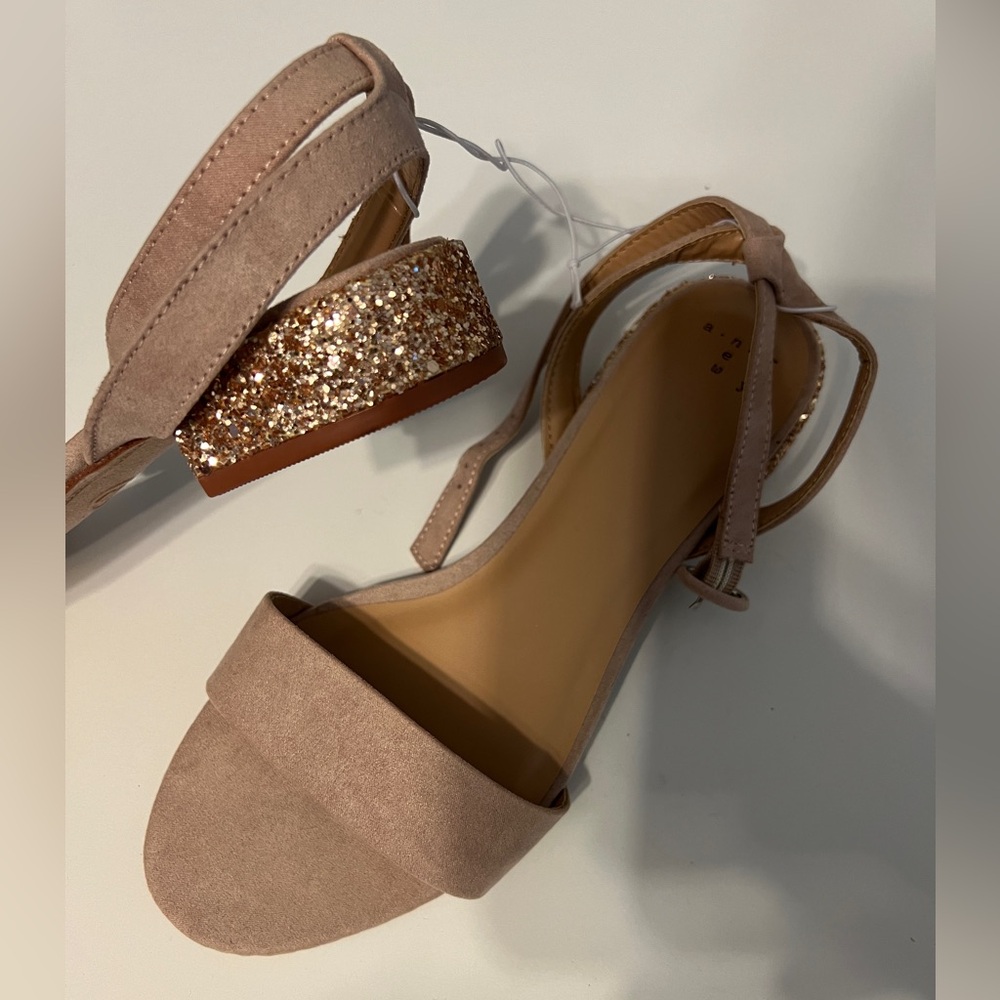 NWOT 8 WIDE A New Day Winona Ankle Strap Glitter Heel Sandals